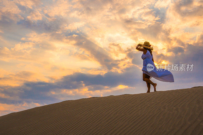 沙漠中行走的女人。Patara。