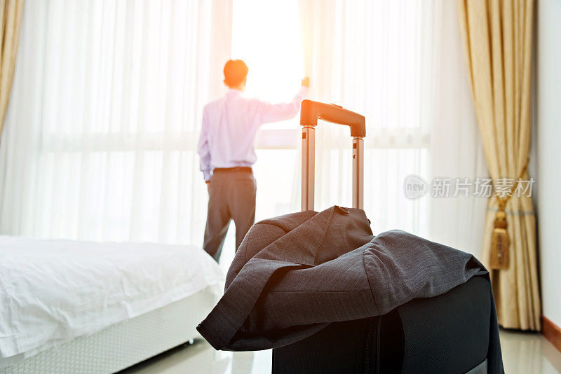 带着行李的商人到达酒店卧室