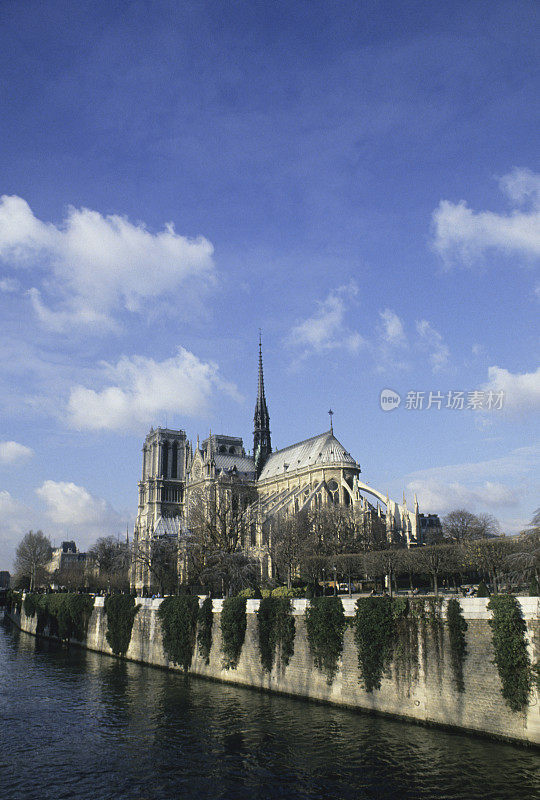 塞纳河和巴黎圣母院