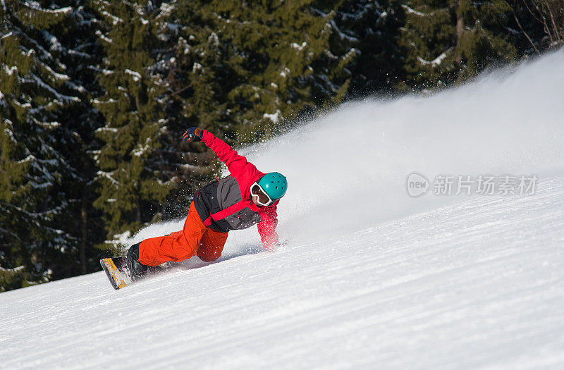 职业自由骑手在冬季的山上滑雪。森林作为背景。滑雪自由滑雪