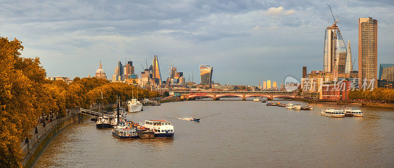 伦敦，从圣保罗大教堂和黑衣修士桥俯瞰泰晤士河