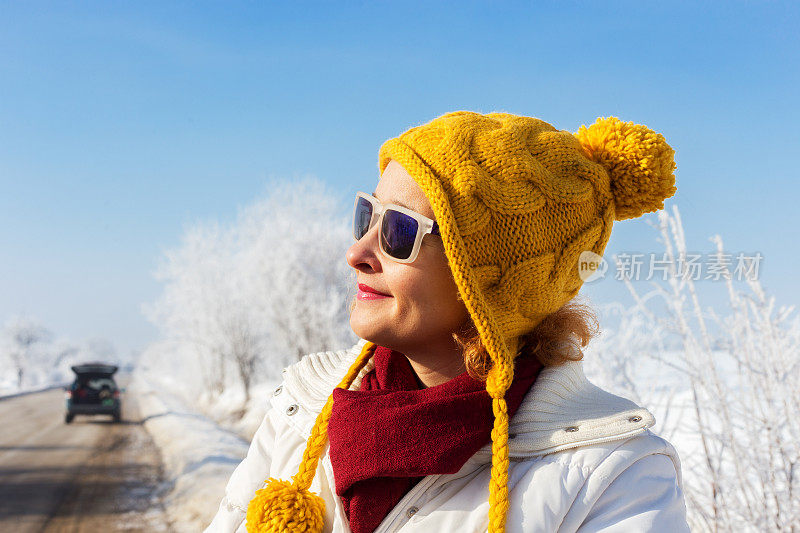 雪中微笑女人的肖像