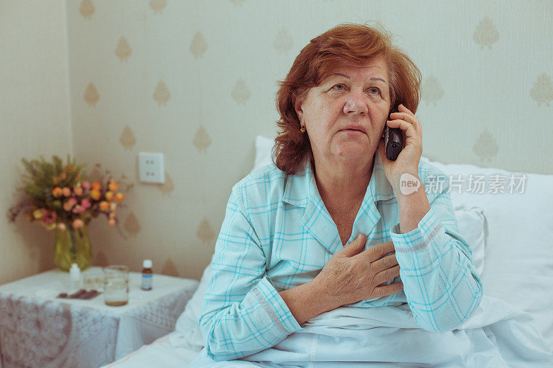 生病的老妇人在叫她的医生。