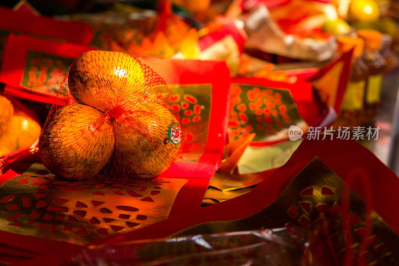 有银纸和金纸的三个橘子是崇拜中国神的组成部分