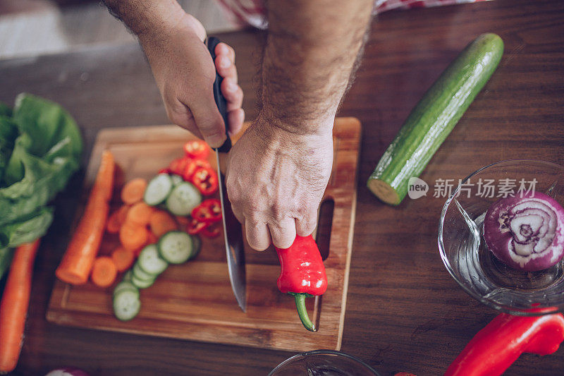 老人准备午餐