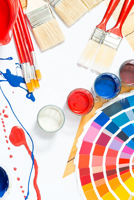 油漆工和装饰工工作台与房屋工程，水平，锯，色板和油漆辊俯视图。