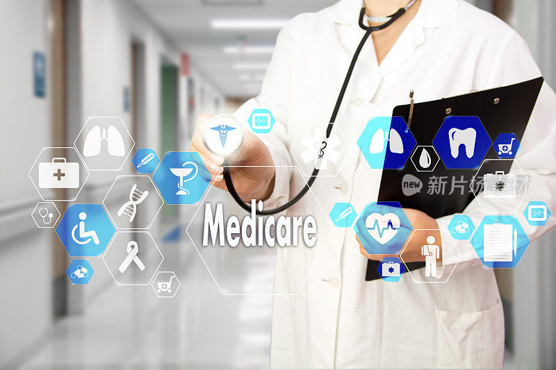 医院后台虚拟屏幕上的医疗网络连接中带有听诊器和医疗保险图标的医生。技术和医学概念。