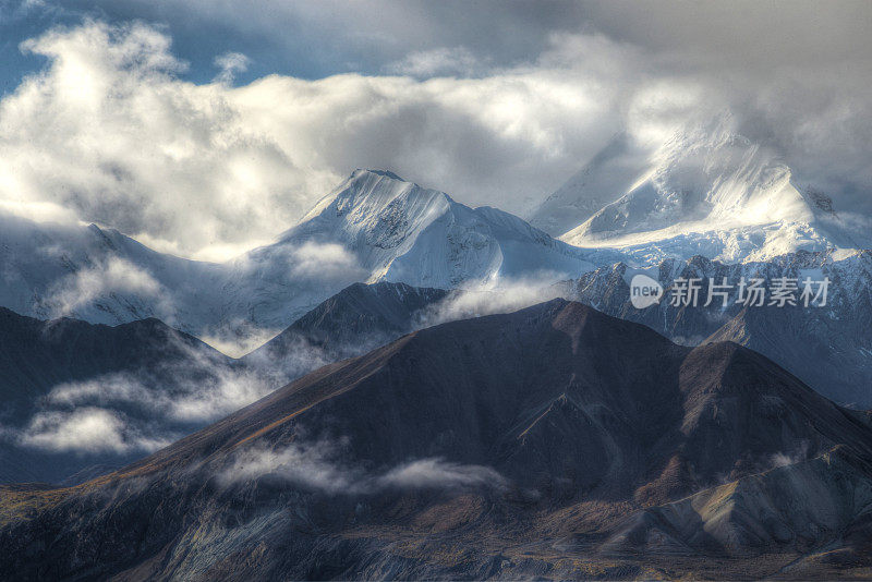 德纳里山在雾和雪下闪闪发光。