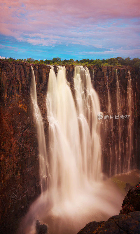 赞比亚和津巴布韦的维多利亚瀑布