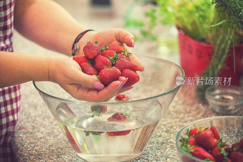 洗草莓做自制果酱
