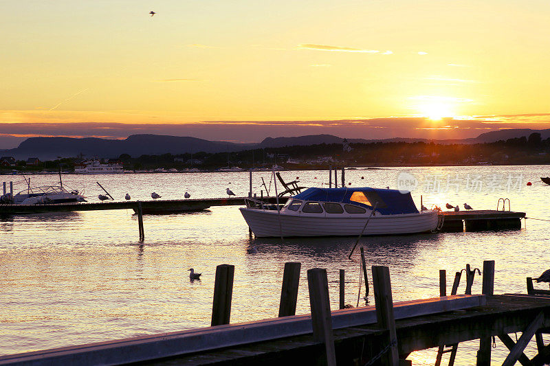 日落时分码头上的摩托艇。