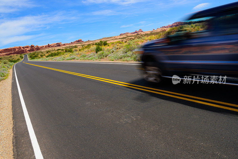 运动模糊的汽车，犹他州道路，山脉，双黄线