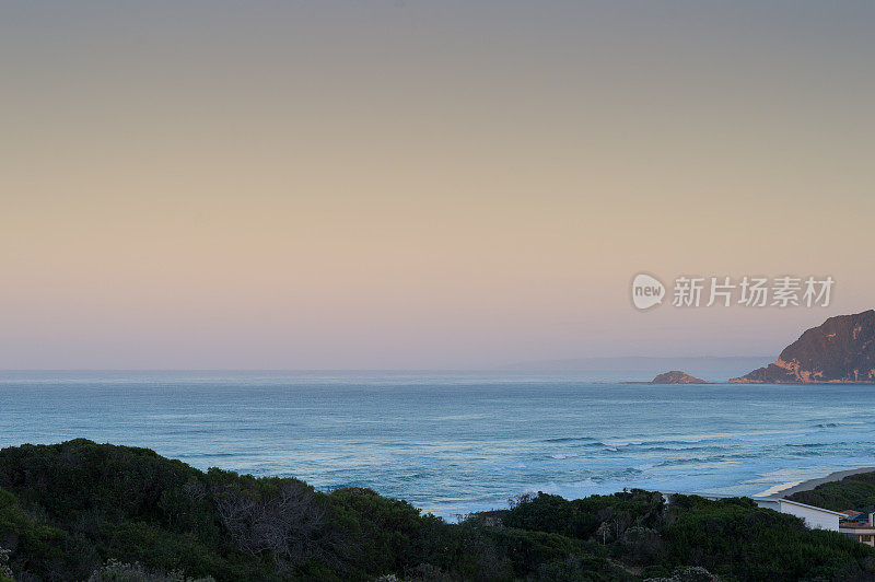 花园路线，海岸线，海洋和悬崖在黎明与沙丘