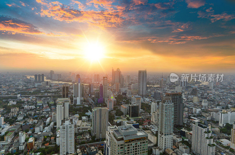 黄昏俯瞰高层建筑的城市商业区全景(泰国曼谷)