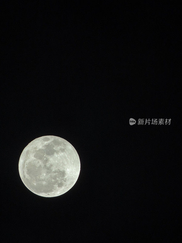 晴朗夜空中的满月