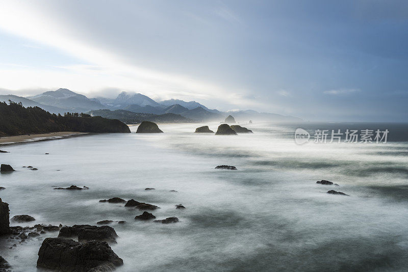 水冲刷岩石的风景