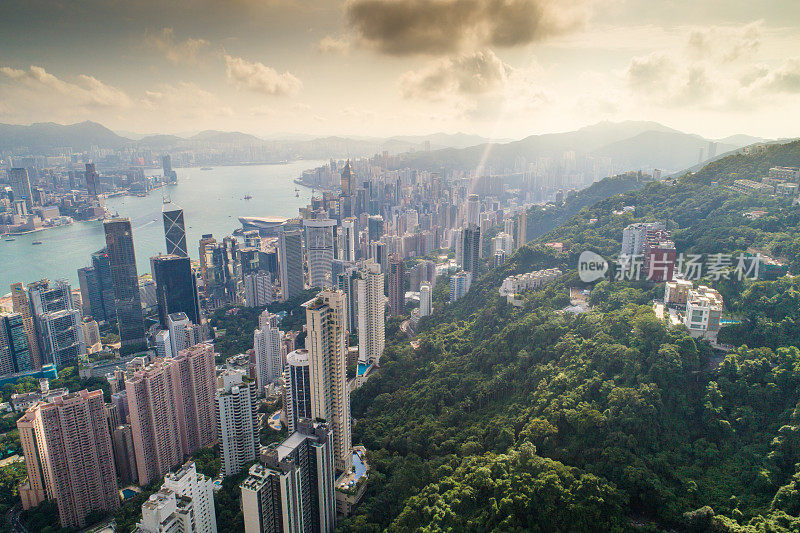 鸟瞰图的香港城市天际线和维多利亚港日落在中国