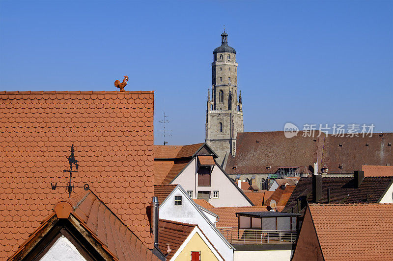 Nördlingen，城市景观与教堂塔丹尼尔(浪漫之路，巴伐利亚，德国)