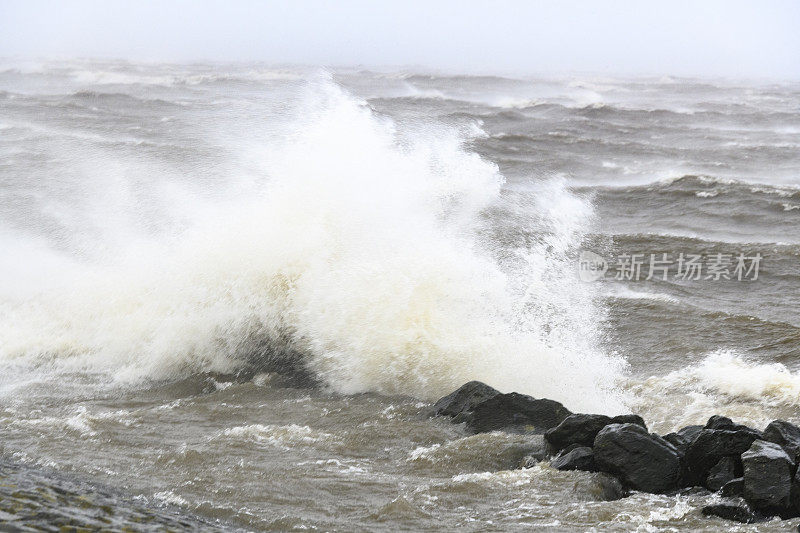 暴风雨中海浪冲击着IJsselmeer的堤坝