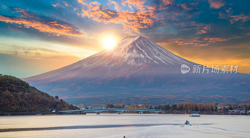 早晨的富士山和川口湖，秋季的富士山在山町。