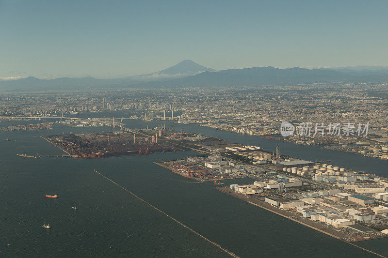 以日本富士山为背景的东京湾工业区