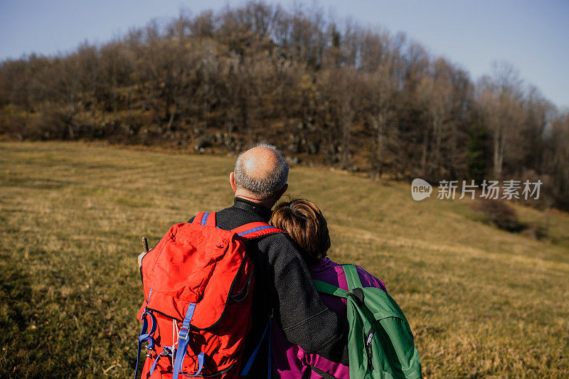 老年夫妇一起徒步旅行