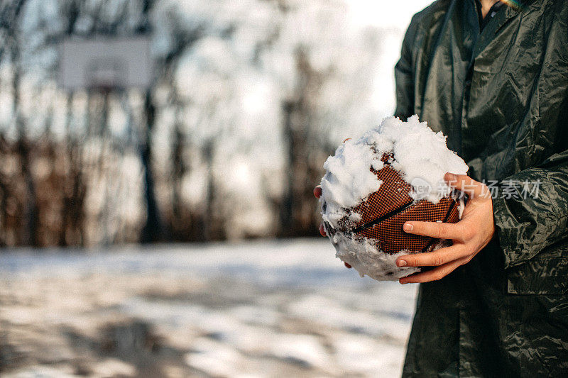 篮球运动员在雪地上练习