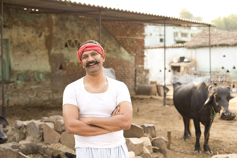 农民和水牛在村庄