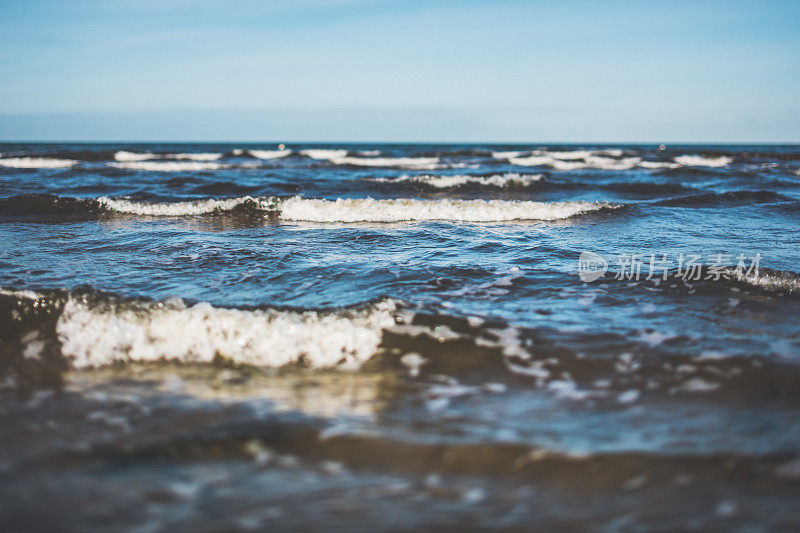 沙滩上阳光明媚的小波浪