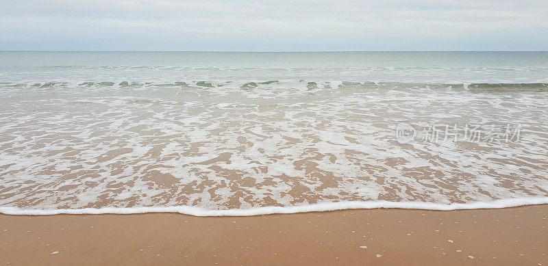 波在海滩