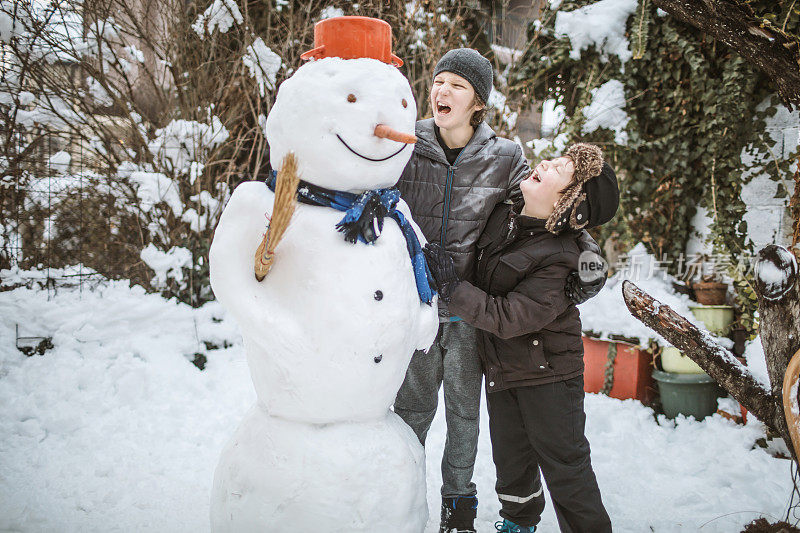 男孩堆雪人