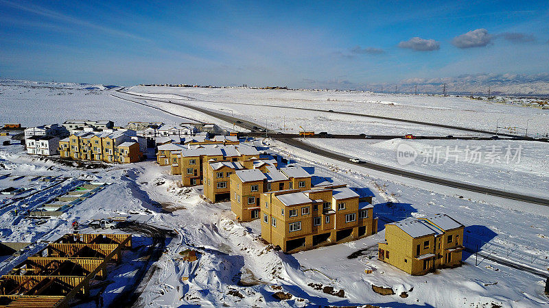 冬季积雪下的多户住宅建筑工地