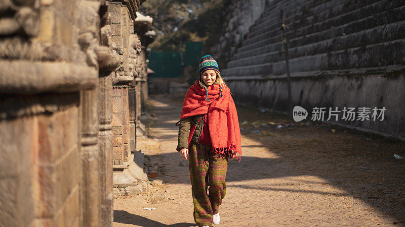 女孩走在寺庙里，pashupatinath