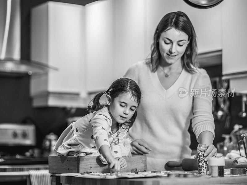 母亲和小女儿为情人节烘焙