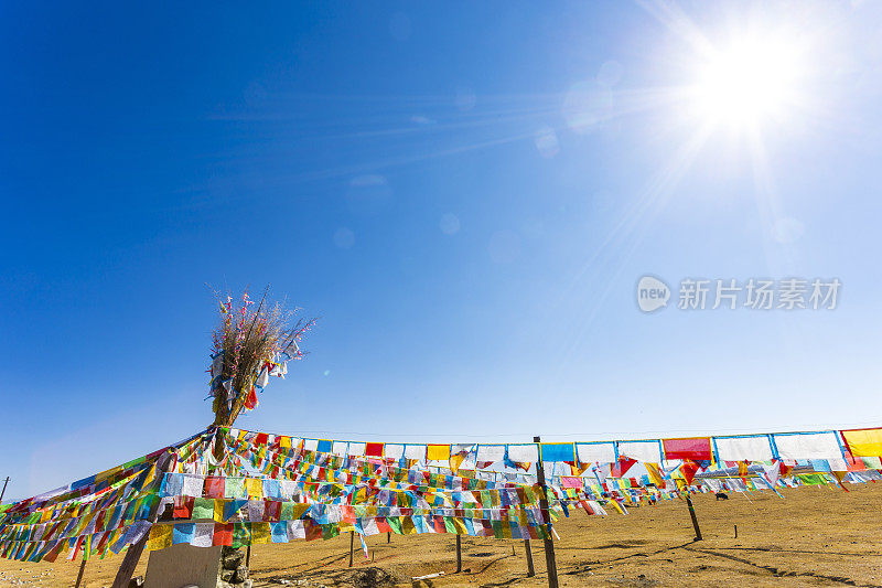 彩色经幡迎风飘扬，云南香格里拉，中国