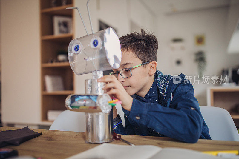 聪明的男孩为学校造机器人