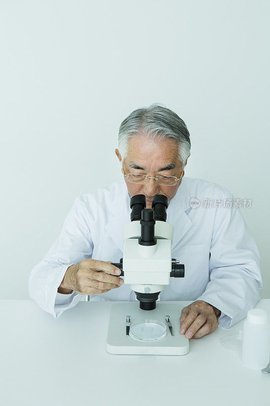 高级研究员观察显微镜