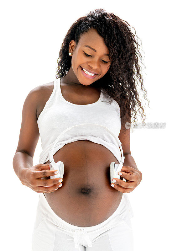 一个可爱的非裔美国女人要生孩子了还戴着耳机听音乐