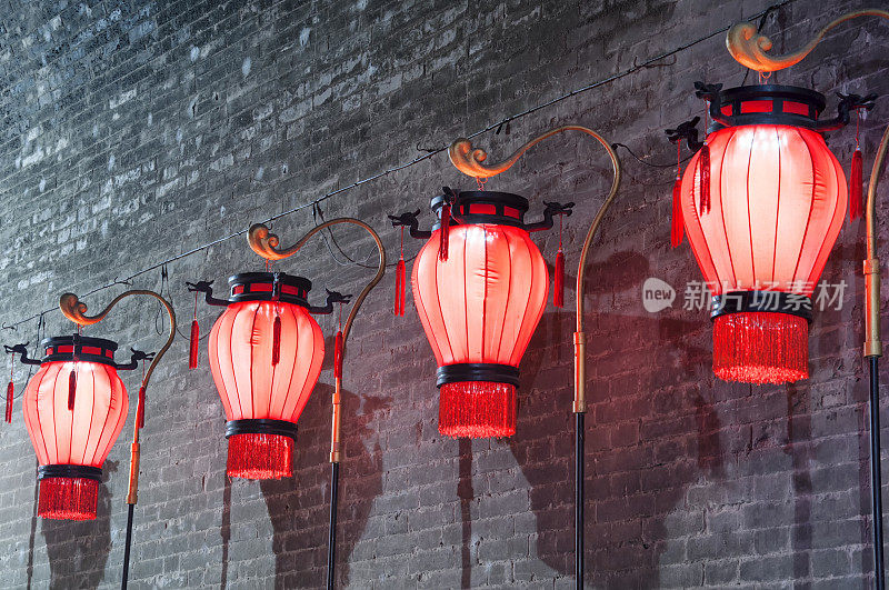 红色的中国灯笼在晚上亮起来