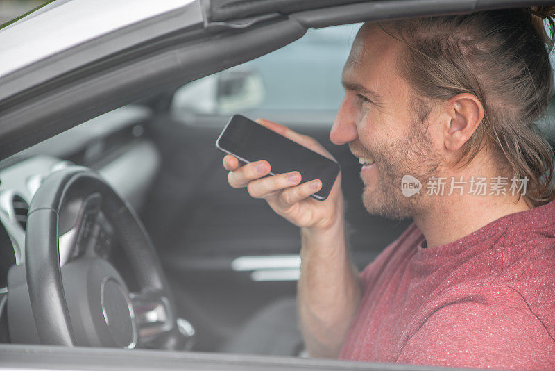 白人男性用智能手机发语音信息