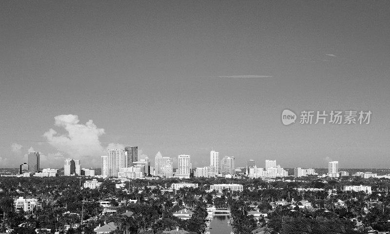佛罗里达州劳德代尔堡的天际线，在日出时拍摄的黑白照片