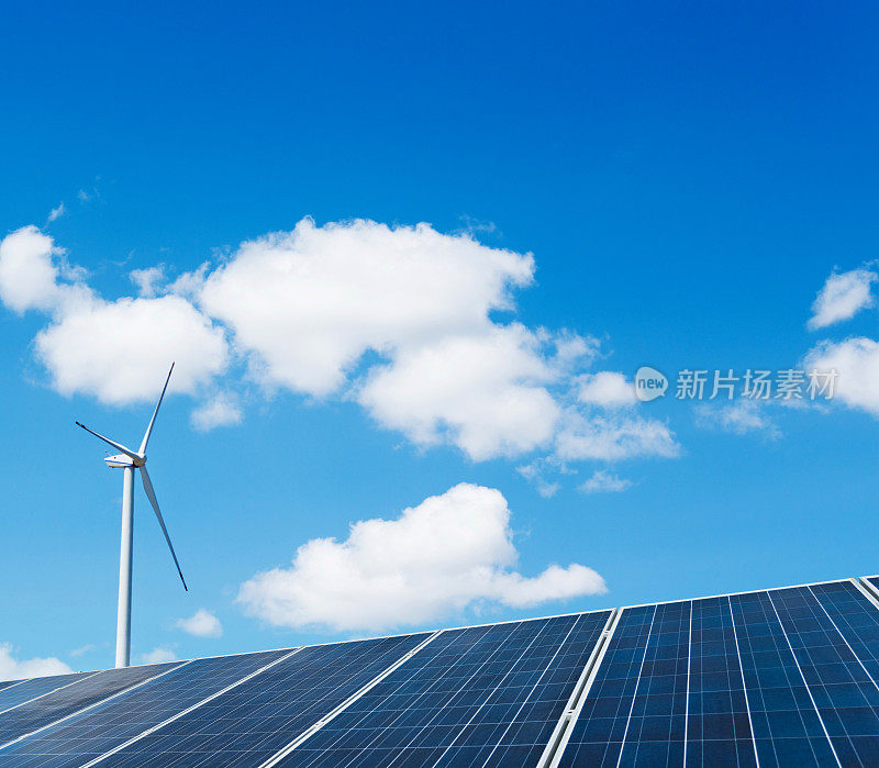 蓝天下的风力涡轮机和太阳能电池板