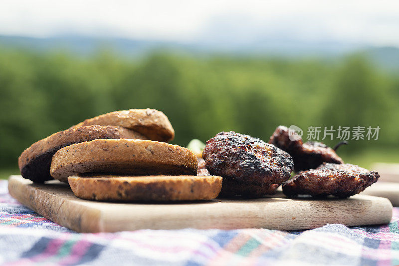 户外野餐食品，肉丸和烤切片。