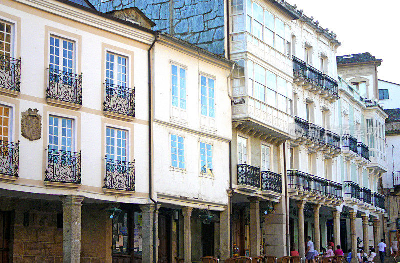 拱廊，行人街景在老城Mondo?edo，加利西亚，西班牙。