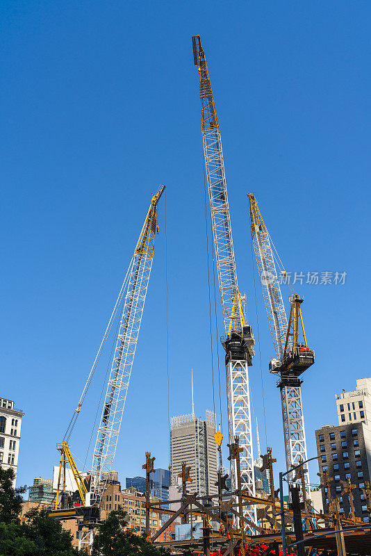 重型建筑塔吊在纽约市的建筑场地上。