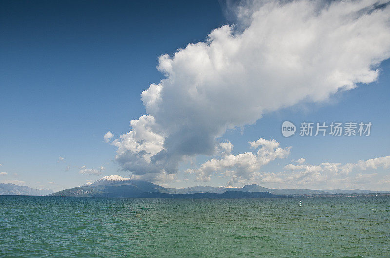 意大利加尔达湖和巴尔多山景色