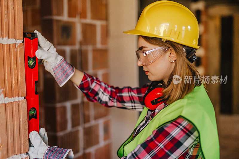 在建筑工地工作的蓝领妇女