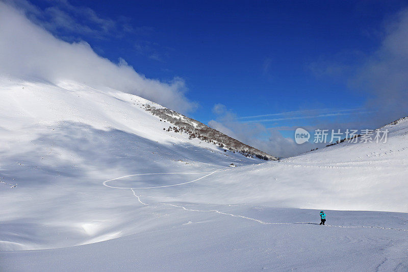 波斯尼亚和黑塞哥维那白雪皑皑的Bjelasnica山上的徒步旅行者