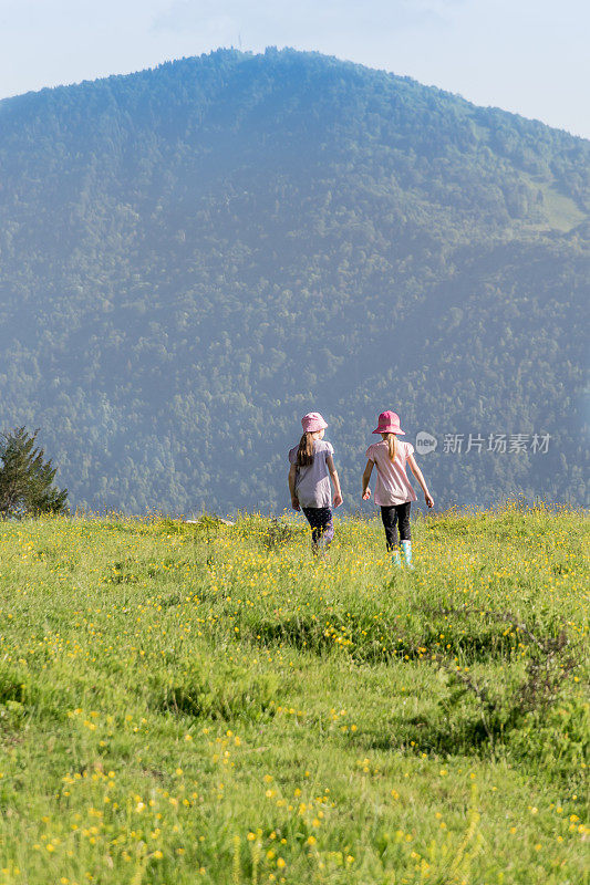 两个女孩享受山间牧场之旅