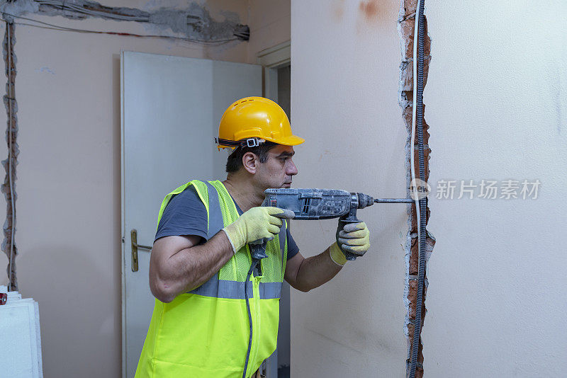熟练的维修工人在工作场所和他的建筑工具